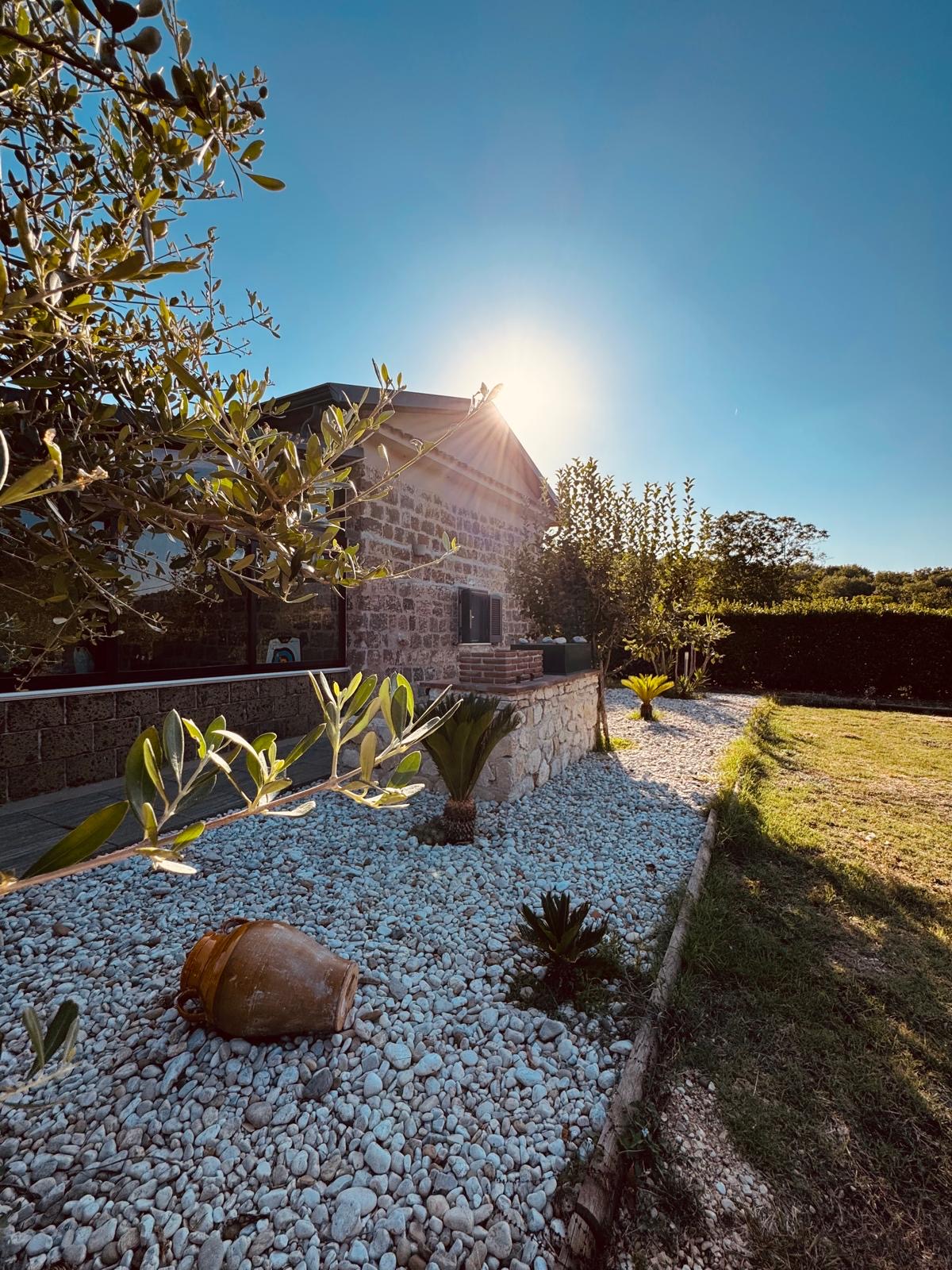 Casa in pietra con giardino